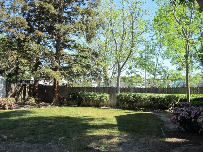 Building Photo - 2 Bedroom / 1 Bathroom Townhome in Bay Point