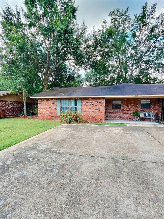 Primary Photo - 1113 Hickory Dr