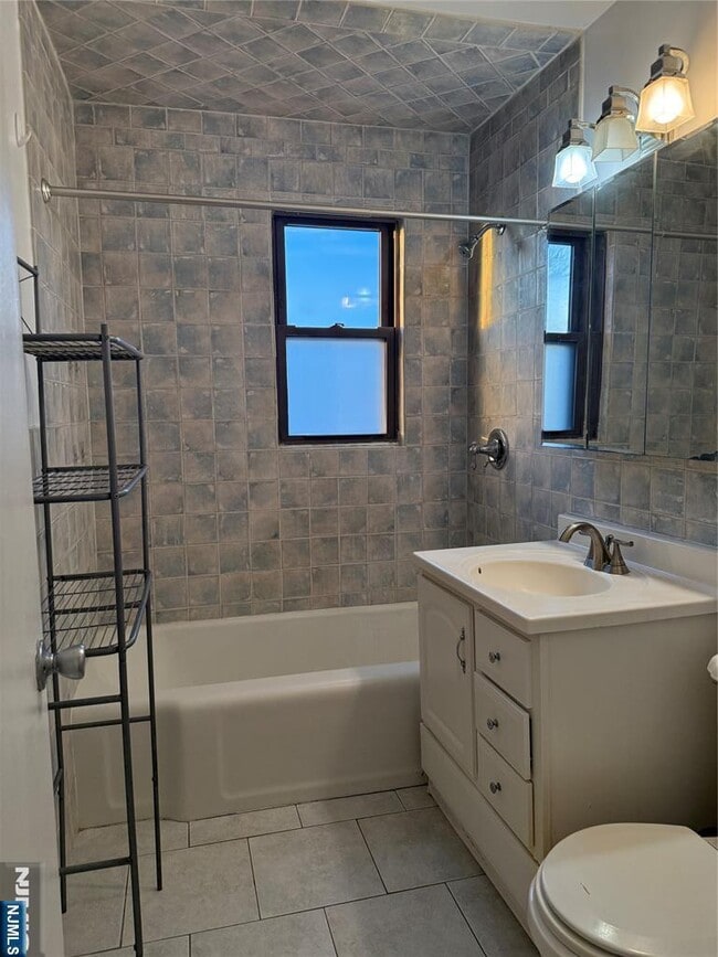 Building Photo - 418 Main St