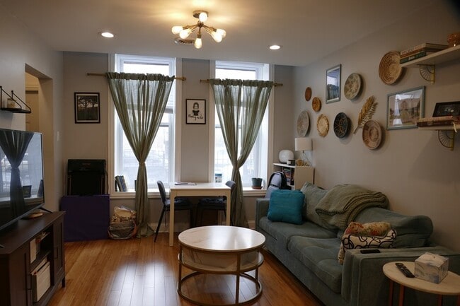 Building Photo - 834 N Mozart St