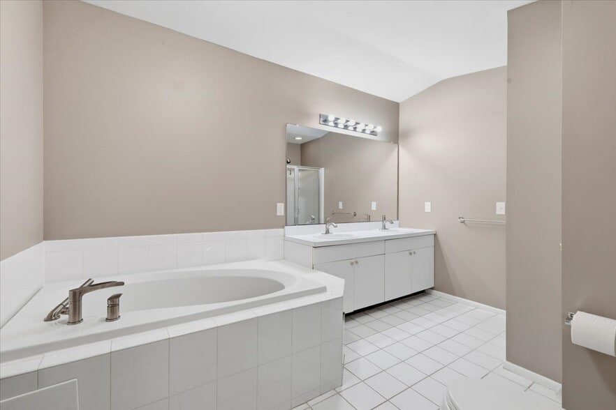 Building Photo - 203 Tallwood Ln