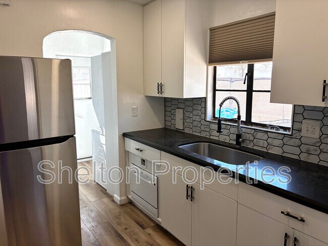Building Photo - 1802 N Laurel Ave