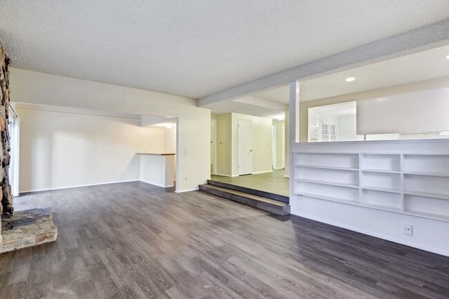 Building Photo - Charming Single-Story Pool Home in Prime Northridge Location