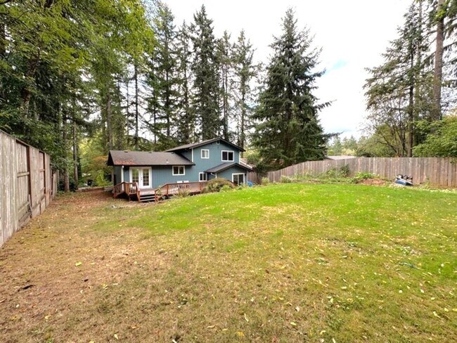 Building Photo - Welcome Home: Cozy 3BR/2BA Lake Holiday Retreat