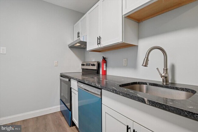 Building Photo - 305 E 22nd St