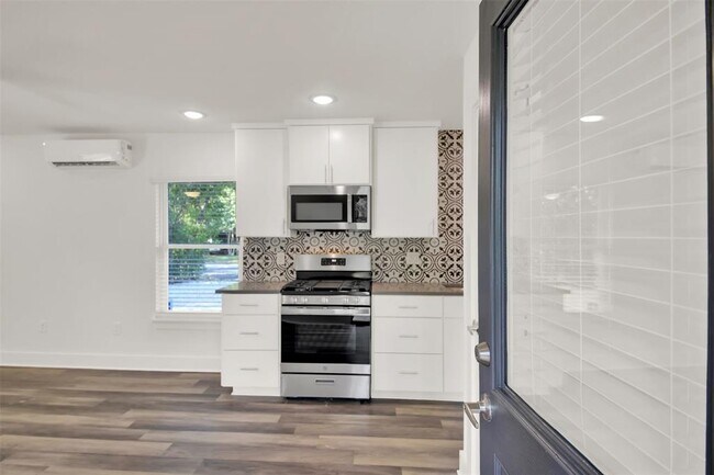 Building Photo - 2101 Benwick Cir