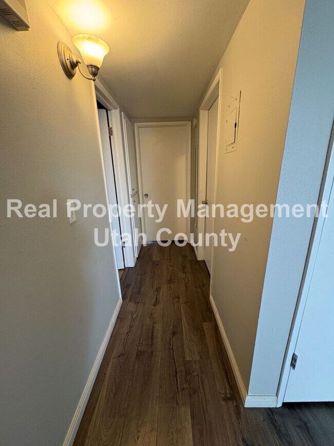 Building Photo - Half Off First Months Rent! 3rd floor condo in the heart of Salt Lake