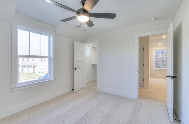 Building Photo - 9131 Headwaters Dr