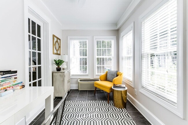 Building Photo - 5000 Bromley Ln