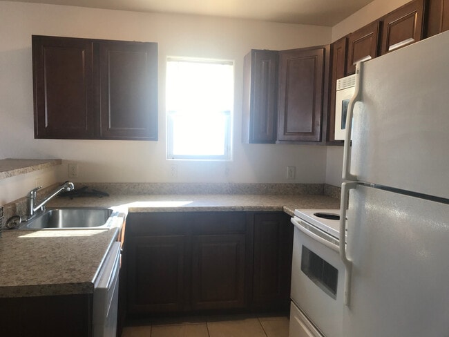 Building Photo - Great newer 2/3 close to everything