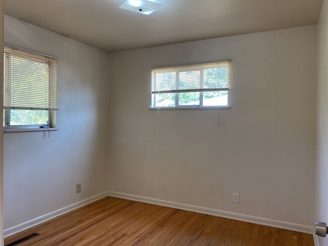 Building Photo - 5 Bed 2 bath Home - Close to CSU - Student...