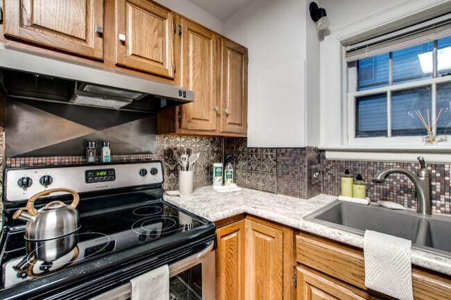 Building Photo - 131 S 39th St