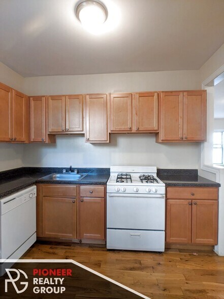 Building Photo - 630 W Cornelia Ave