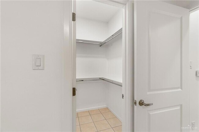 Building Photo - 418 N 3rd St