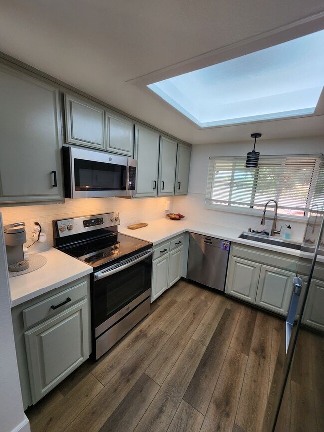 Building Photo - Completely Remodeled 3rd Floor Top Unit with Bay Views