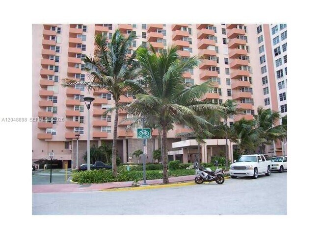 Building Photo - 2899 Collins Ave