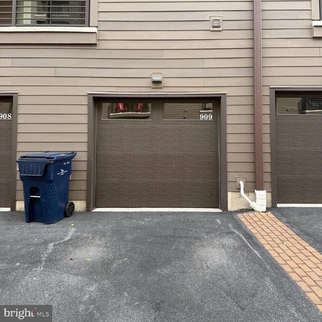 Building Photo - 909 Lakeview Ct