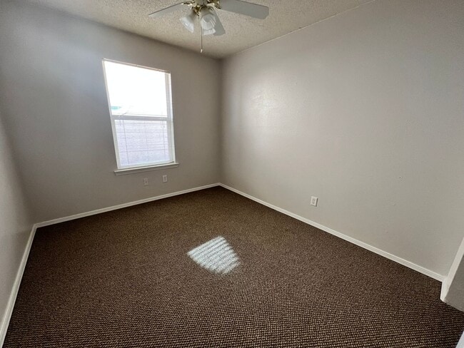 Building Photo - PRICED TO RENT QUICKLY !!