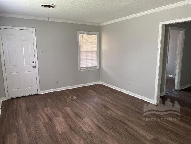 Building Photo - 1240 Robin Hood Ln