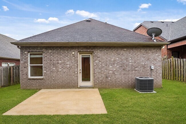 Building Photo - One level 3BR, 2BA patio home in Oxmoor Glen