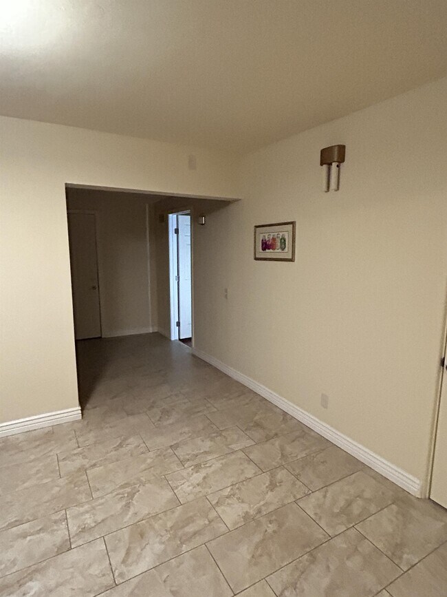 Building Photo - 902 S Fremont Ave