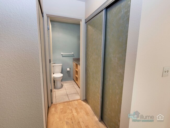 Building Photo - 1-Month Rent Free! Condo Near OHSU with Huge Deck, Stunning Views and Parking