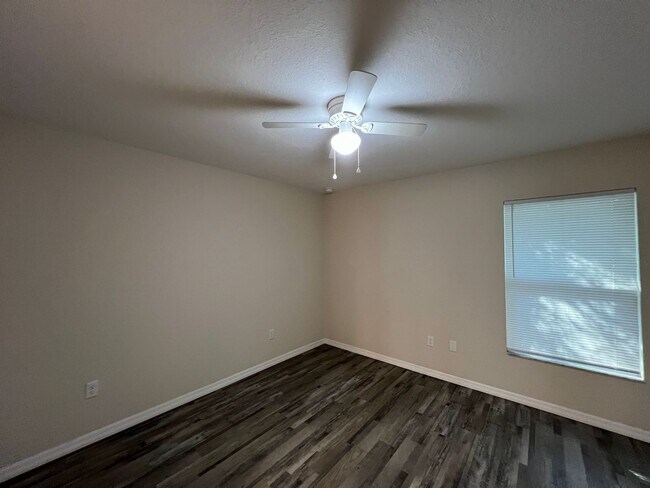Building Photo - Available now! Lovely 2 Bedroom, 2 Bathroo...