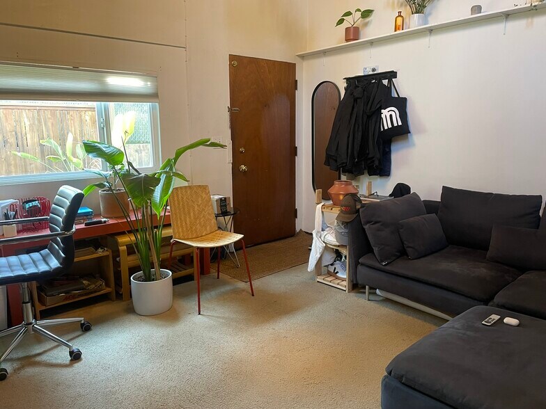 Living Room w Main Entrance - 3246 NE 85th St