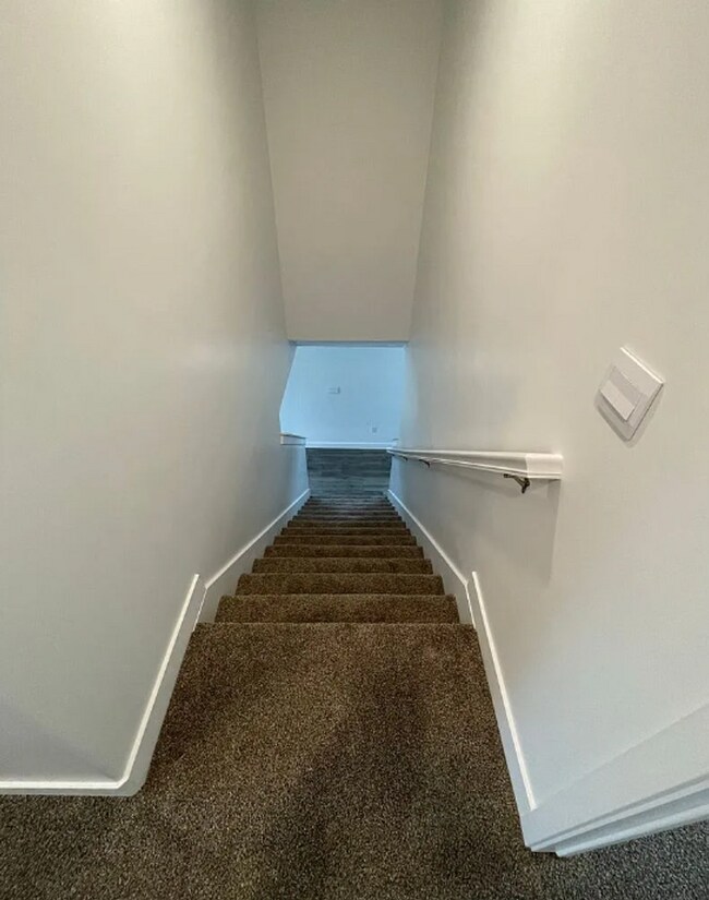 Building Photo - Spacious 3 Bedroom 2.5 Bathroom End Unit in Cedar City!