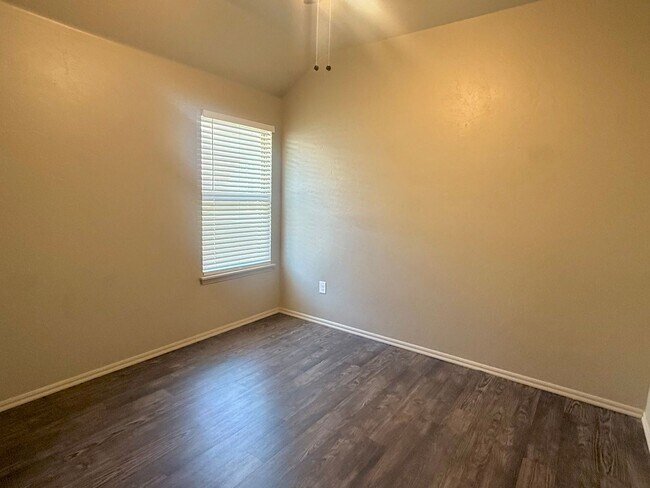 Building Photo - Charming 3 Bedroom Duplex In Surrey Hills