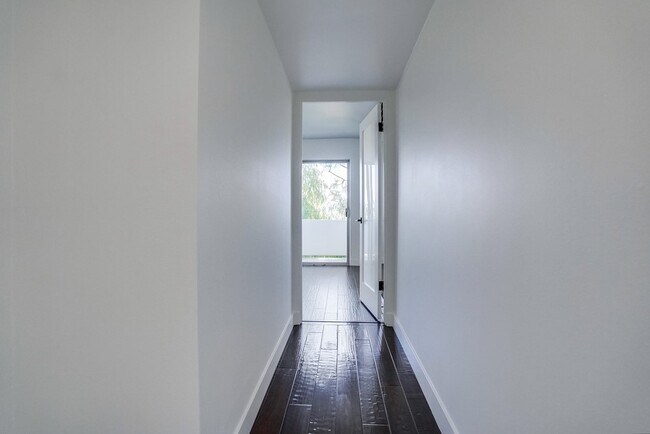Building Photo - 435 N Oakhurst Dr