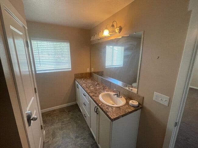 Building Photo - Mead Schools-4 bedrooms, 2 bathrooms House with 2 Car Detached Garage