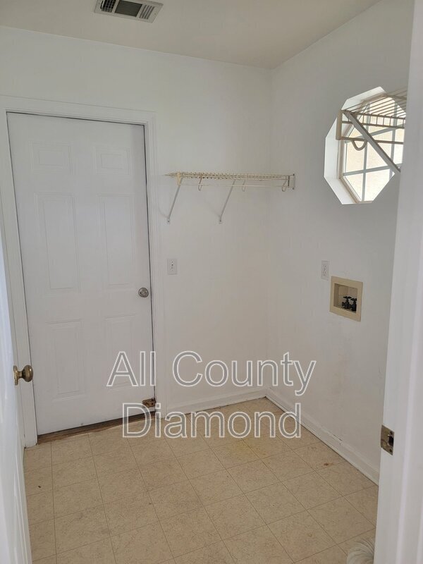Building Photo - 1609 Vecuna Cir