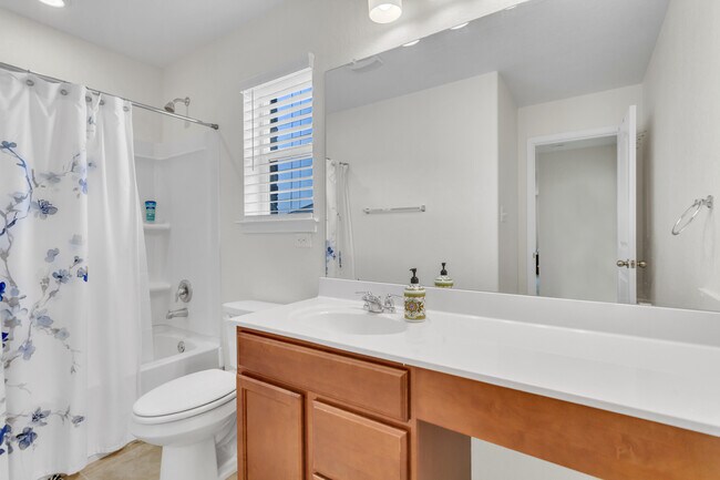 Guest Bath - Upstairs - 432 Lone Falls Dr
