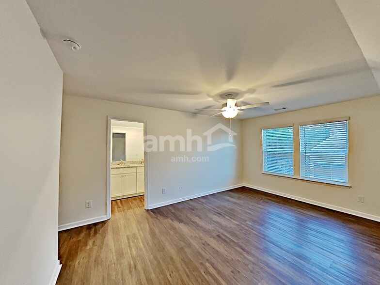 Building Photo - 553 Camp dr