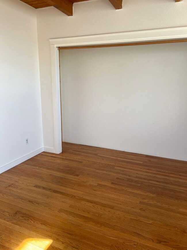 Building Photo - Sweet Townhome Next to Rail Yard