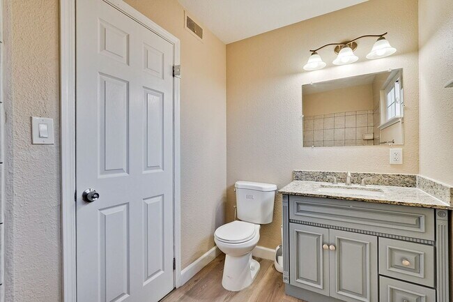 Building Photo - "Charming 2-Bedroom Retreat with 1100 Sq Ft of Comfort in Santa Clara!"
