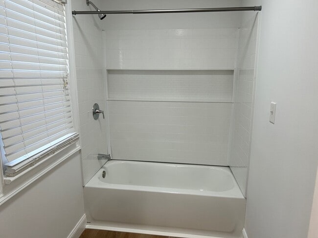 Building Photo - 320 E 20th St