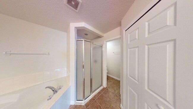 Building Photo - Beautiful 4Bed/ 2Bath Home in Doral Pointe...