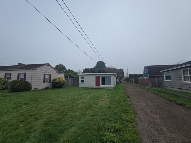 Building Photo - Price reduced! 1BR/1BA house on Henderson St. in Eureka!