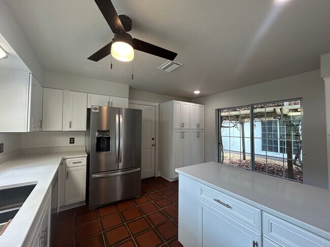 Building Photo - STUNNING 4BR/2BA Home with PRIVATE POOL & ...