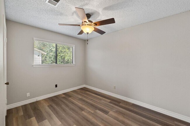 Building Photo - 6525 Hart Ln