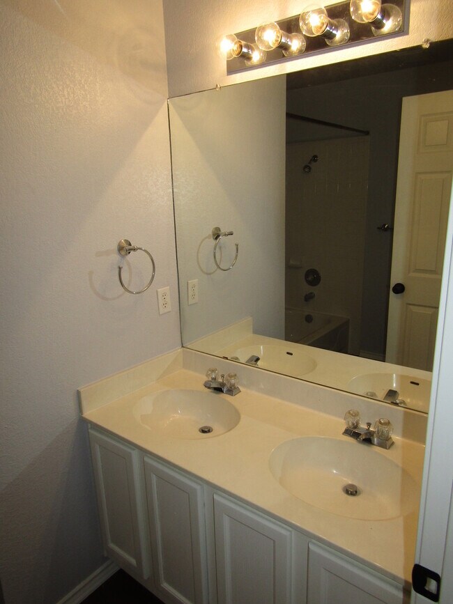 Building Photo - 14704 Noya Dr