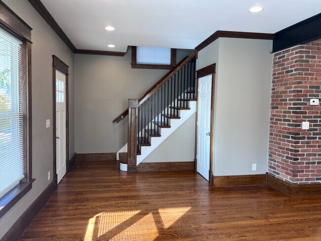 Building Photo - Three Bedroom Single Family Home - Close to everything!