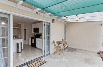 Building Photo - Nice Studio Blocks to Beach