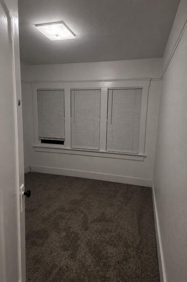 Building Photo - Charming 2 Bedroom 1 bathroom Downtown Modesto Home