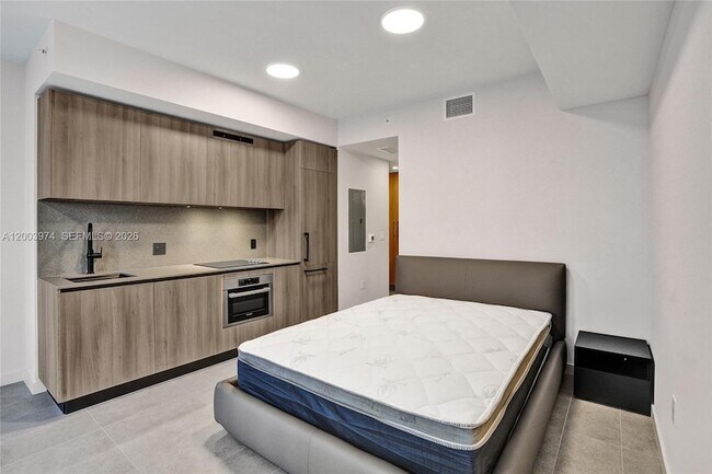 Building Photo - 121 NE 5th St