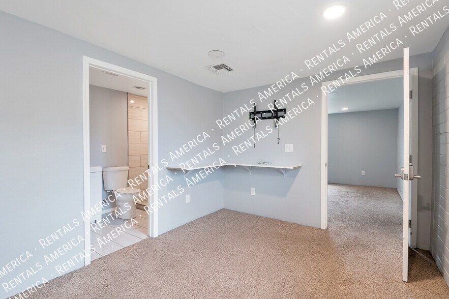 Building Photo - 442 E Linden St