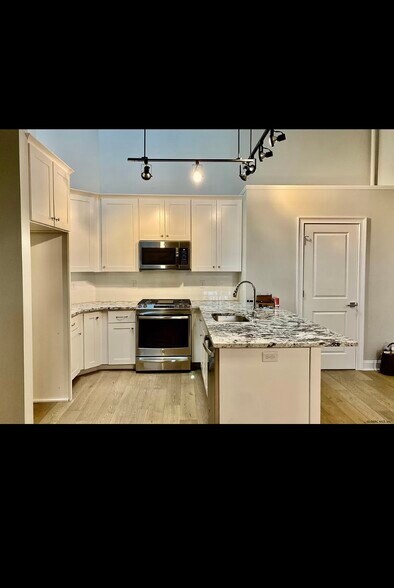 Building Photo - 77 Van Dam St