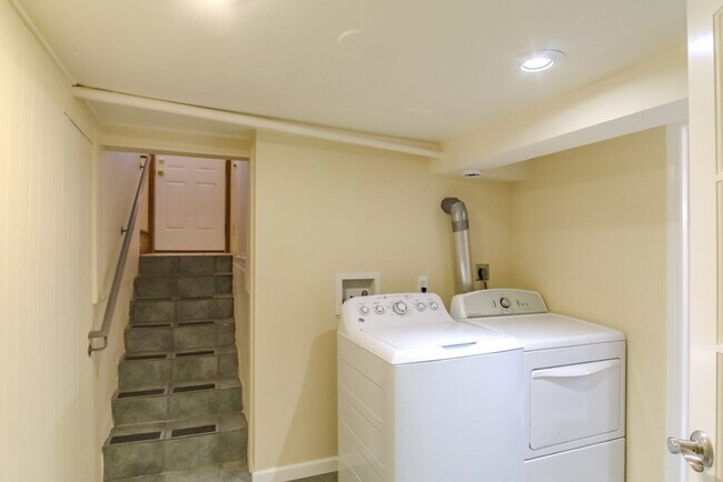 Building Photo - Spacious 1 bedroom Maple Leaf Bungalow w/AC!